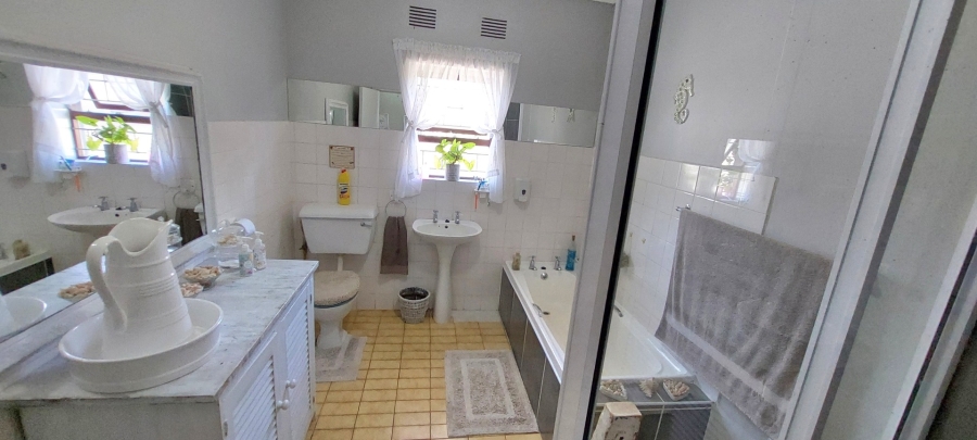 5 Bedroom Property for Sale in Sunrise On Sea Eastern Cape